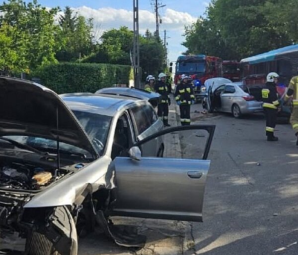 Młynarska: zderzyły się osobówki, oberwał autobus
