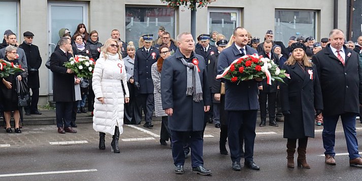 Apel pamięci i salwa honorowa przy Staszica. 11 listopada uczczony [FOTO]