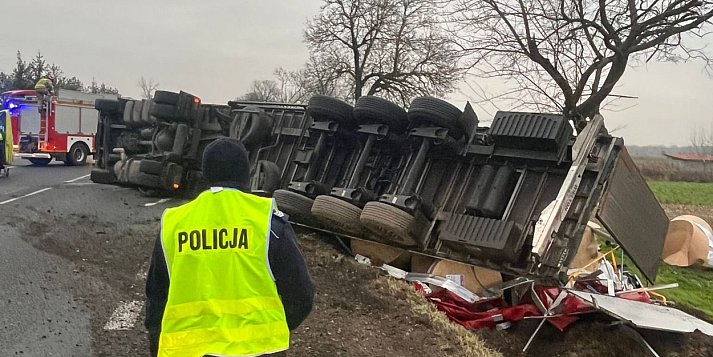 Przewrócona ciężarówka w Chrzczanach na DK92