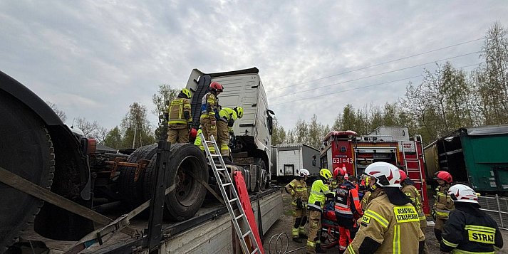 Czyste: mężczyzna przygnieciony przez ciągnik siodłowy