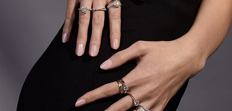 Różnorodne rodzaje pierścionków na zaręczyny - co wybrać z oferty Aclari?