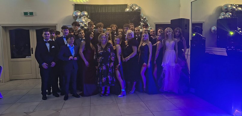 Studniówka uczniów LO im. Jerzego Krupy w Sochaczewie [VIDEO]