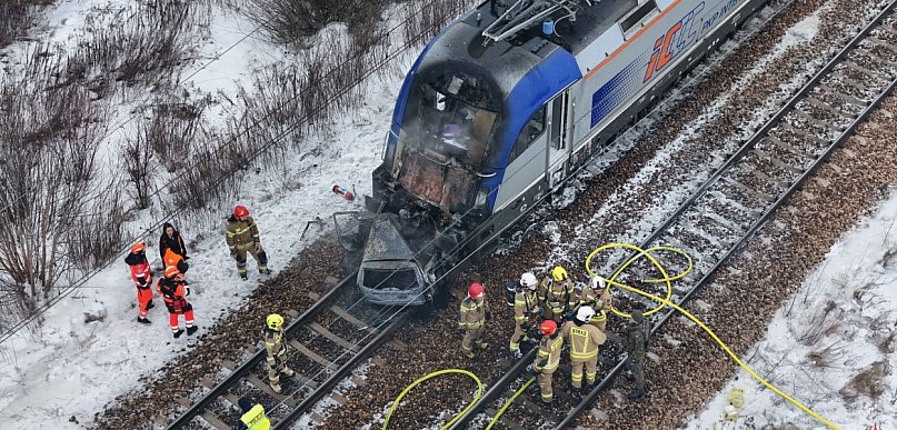 Błonie: zderzenie osobówki z dwoma pociągami, pożar, ewakuacja i utrudnienia