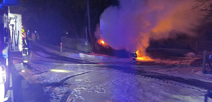 Nocna walka z ogniem przy DK 92 w Paprotni