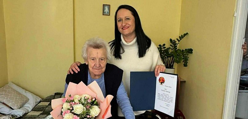 Wójt Gminy Młodzieszyn w odwiedzinach u najstarszej mieszkanki