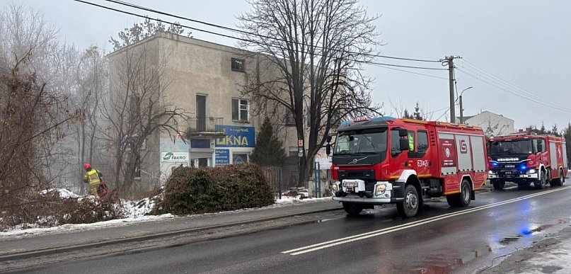 Kłęby dymu nad Sochaczewem. Pożar pustostanu przy ul. Sienkiewicza