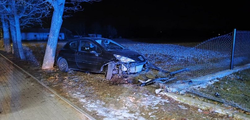 Wypadek w Janowie, samochód uderzył w ogrodzenie