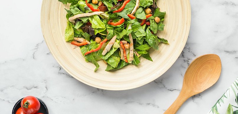 Czy jedzenie późnym wieczorem naprawdę tuczy?