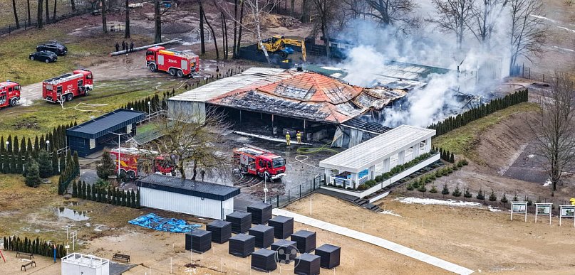 Popularna wiata na Plaży Patelnia w Grabinie w ogniu