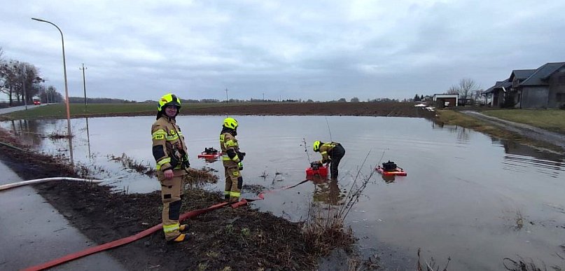 Zalania i podtopienia w powiecie, 10 interwencji straży jednej doby [FOTO]