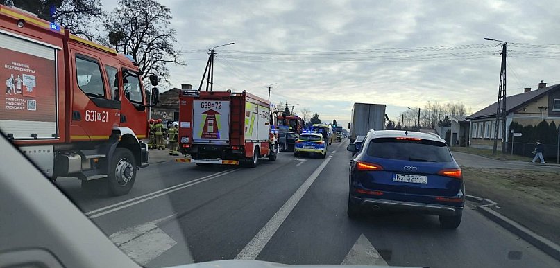 Zderzenie osobówek na DK 92 w Paprotni