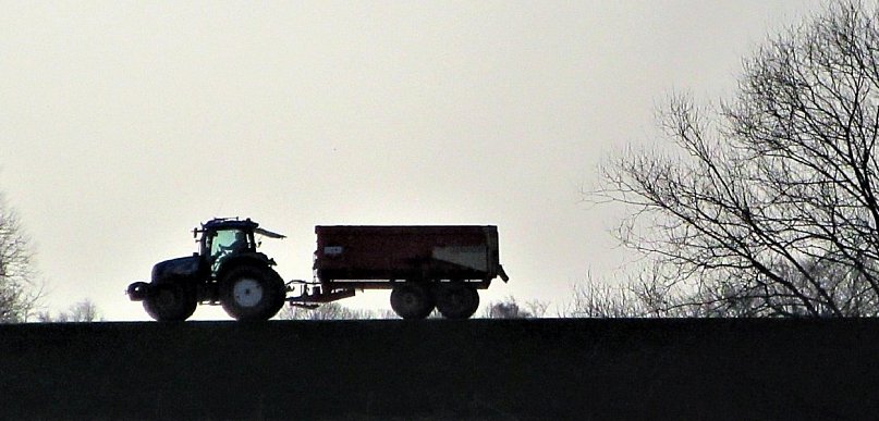 Wójt Mońka do rolników: zostawmy pola do obróbki, a drogi do jeżdżenia