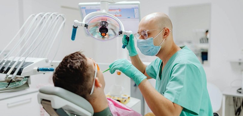 Organizacja stanowiska pracy w gabinecie — przechowywanie narzędzi i materiałów