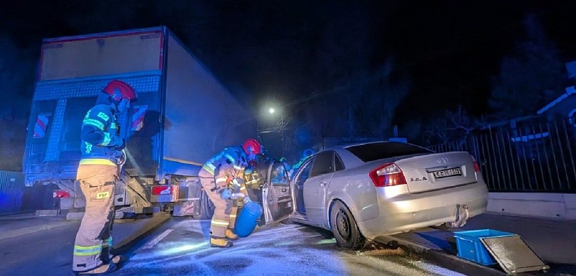 Zderzenie osobówki z ciężarówką na Inżynierskiej