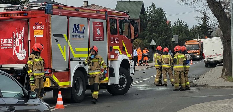 Akcja ratunkowa na Staszica: zderzenie osobówki z busem