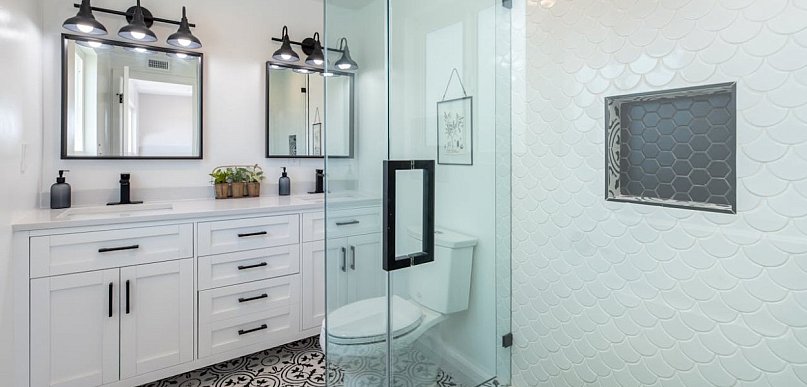 Jak ożywić szarą łazienkę, tworząc harmonijną przestrzeń?