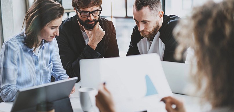 Mikrofaktoring czy tradycyjny faktoring – co lepsze dla małej firmy