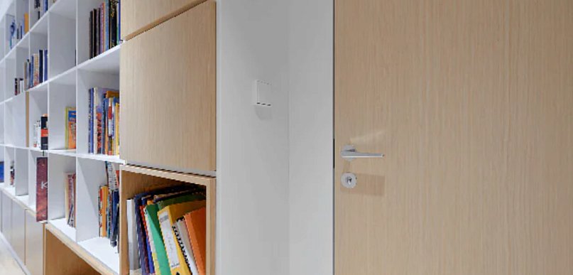 Drzwi ukryte we wnętrzu – jak uzyskać efekt niewidocznych przejść