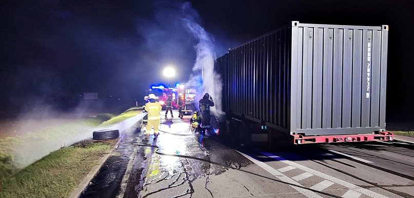 Nocny pożar na DK 50 w Młodzieszynie