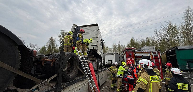 Czyste: mężczyzna przygnieciony przez ciągnik siodłowy