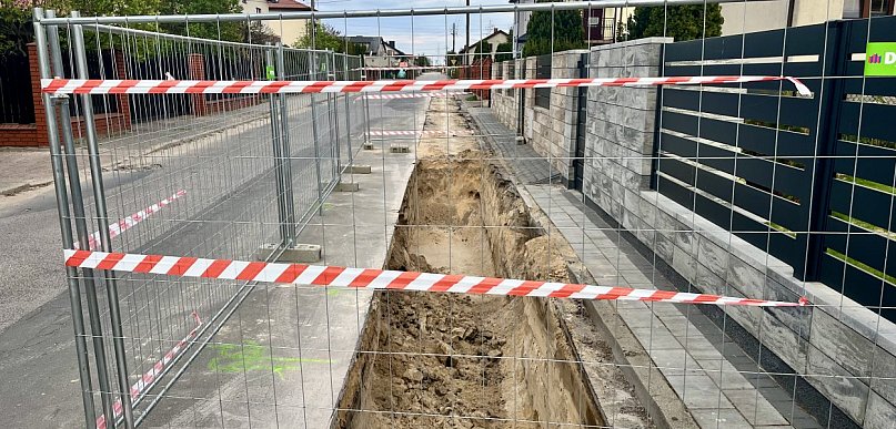 Układają rurociągi w ul. Kraszewskiego, budowa zakładu geotermalnego trwa