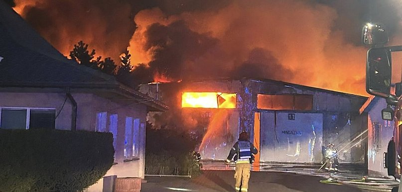 Wielki pożar zakładu w Bramkach, na miejscu także strażacy z Sochaczewa