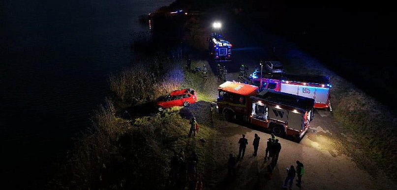 Bolimów: tragedia, trwa walka o życie osób z auta, które wpadło do zbiornika