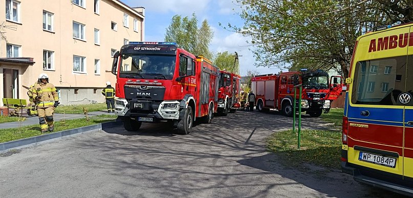 Pożar w budynku wielorodzinnym w Szymanowie. 28 osób ewakuowanych