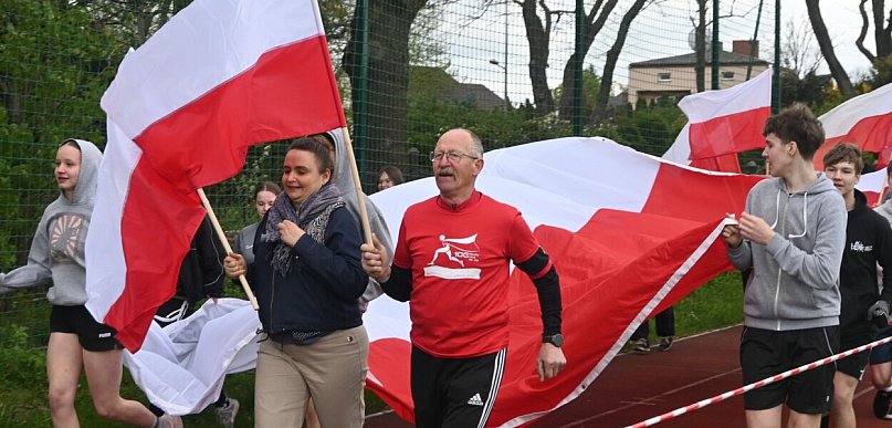 Pobiegli w sztafecie z okazji Święta Konstytucji 3 Maja