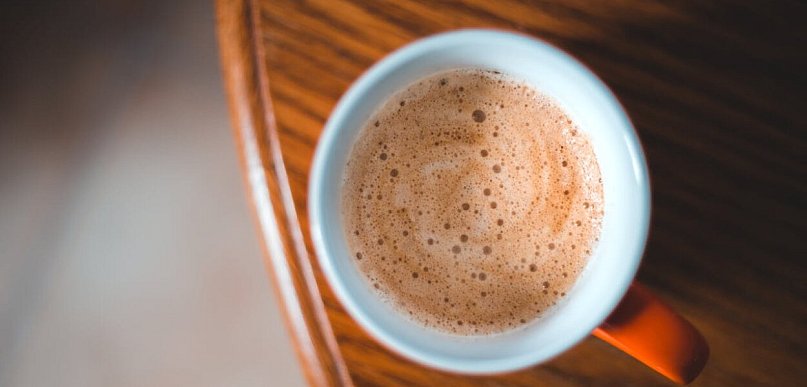 Mielenie, ciśnienie, temperatura – jak technologia wpływa na smak porannej kawy?