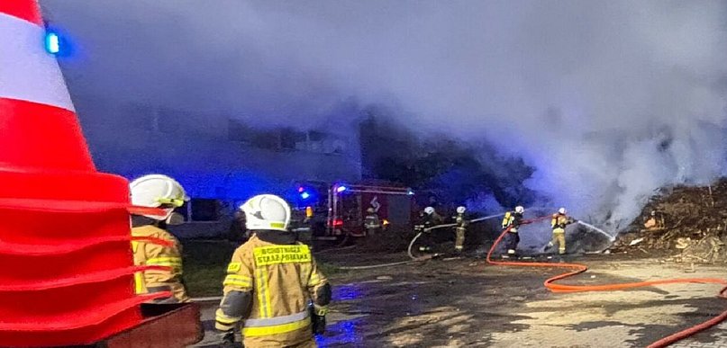 Wielki dym w Feliksowie, na miejscu 7 zastępów straży