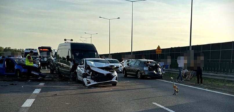 Karambol na A2, kierowca i 16-letni pasażer w szpitalu