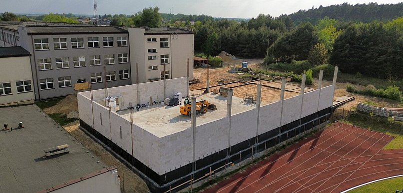 Hala sportowa w Młodzieszynie rośnie w oczach