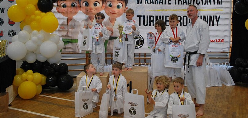 Turniej rodzinny, tort i teledysk. Karate Klub Sochaczew świętuje jubileusz