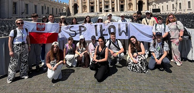 Młodzież z Iłowa u Świętego Piotra