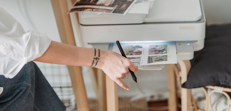 Praca i nauka z domu: Jak przygotować drukarkę HP DeskJet 2700 na codzienne wyzwan