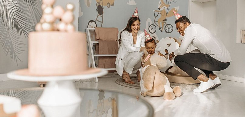 Smash cake, balony, sesja – skąd się wzięła moda na wystawne roczki?