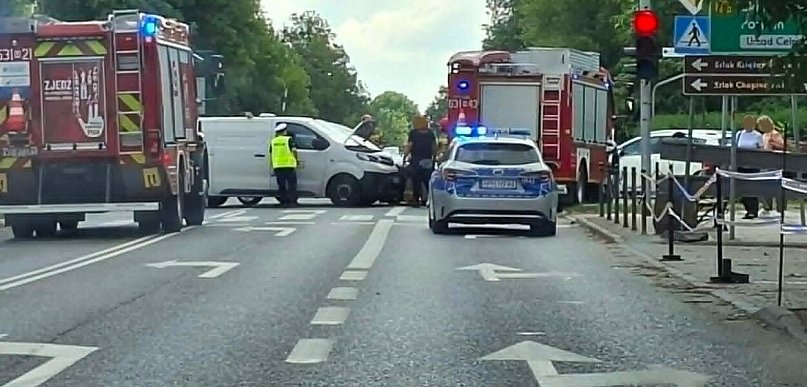 Zderzenie busów na skrzyżowaniu Warszawskiej i 600-lecia