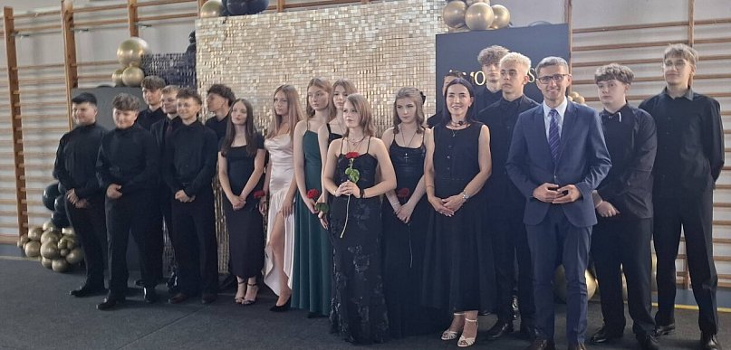 Bal ósmoklasistów w Rybnie