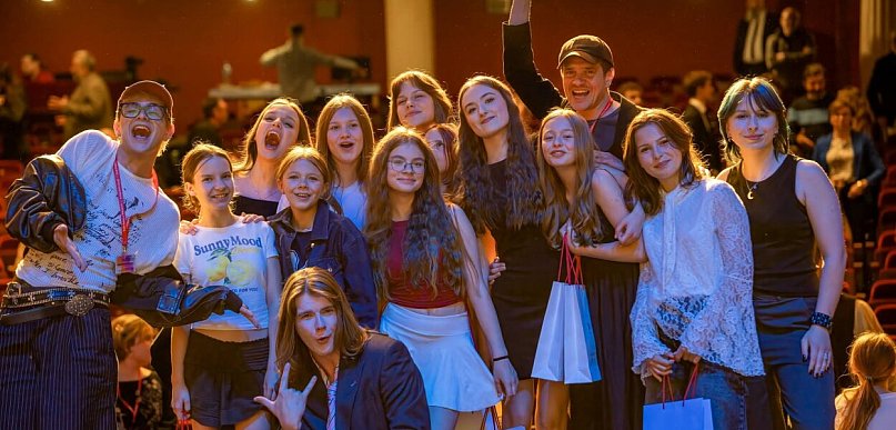 Teatr Maska z koszem festiwalowych nagród, łał