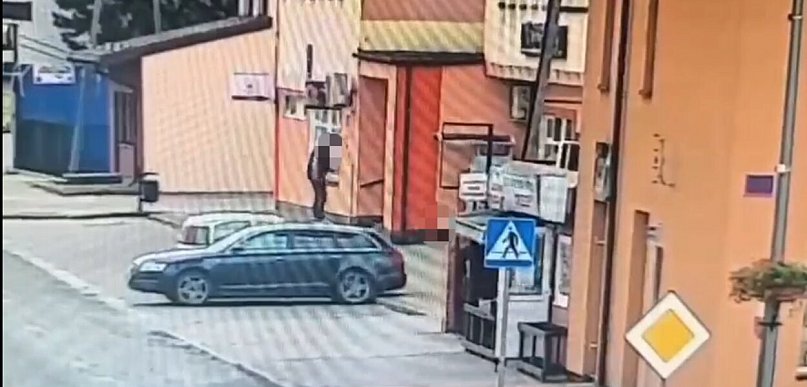 Okolice Żyrardowa: skakał z nieletnim po dachach samochodów [VIDEO]
