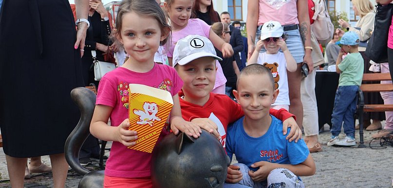 Tłumy przy Bonifacym. Sochaczew świętował oficjalne odsłonięcie wyjątkowej figurki