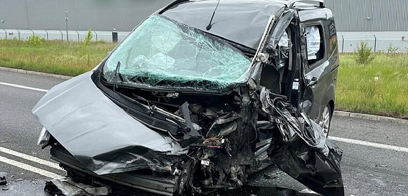 Czołowe zderzenie osobówki z ciężarówką, DK 92 zablokowana