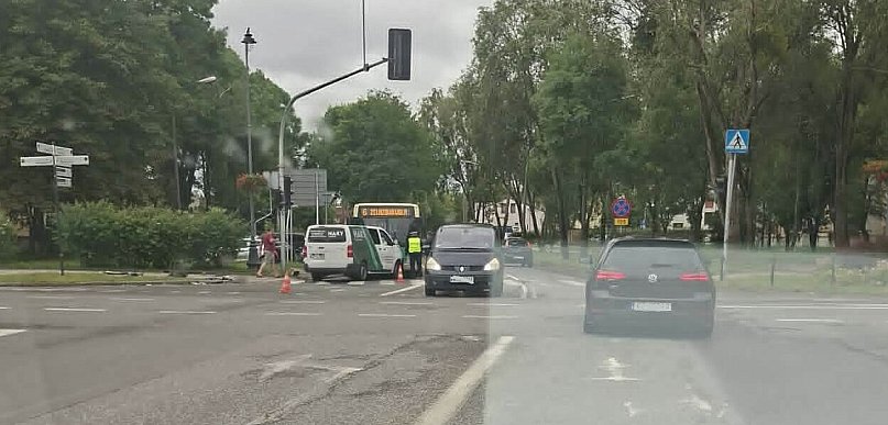 Wypadek w centrum z udziałem trzech pojazdów, jedna osoba poszkodowana