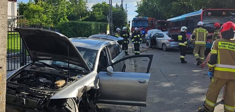 Młynarska: zderzyły się osobówki, oberwał autobus