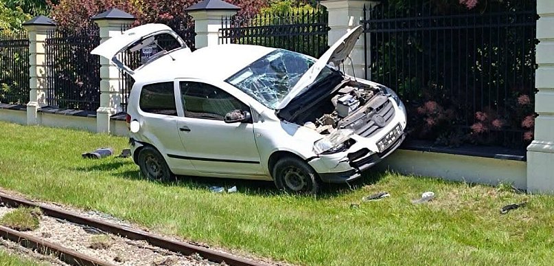 Dachowanie w gminie Brochów, motocyklista uciekł z miejsca zdarzenia