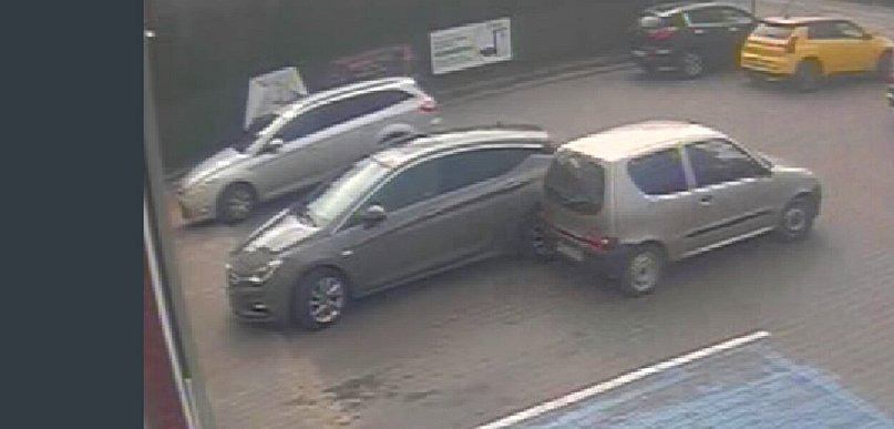 Kolizja przy markecie w Rozlazłowie. Kto poznaje auto?