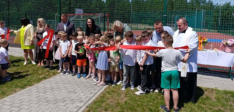 Uroczyste otwarcie i poświęcenie boiska wielofunkcyjnego w Kamionie