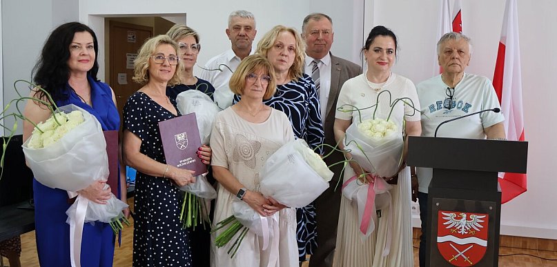 Pielęgniarki na sesji rady powiatu: były kwiaty i gratulacje