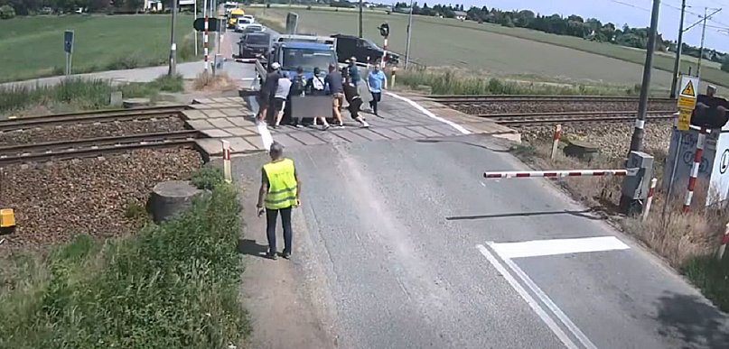 Walka na torach w Witanowie, a wystarczyło zadzwonić [VIDEO]
